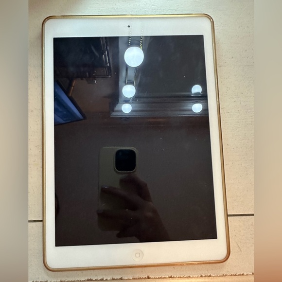 ipad air 2nd generation 32 gb used and no longer has the charger